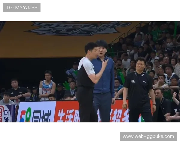 山东高速队主帅邱彪不满判罚怒摔西装,被驱逐离场